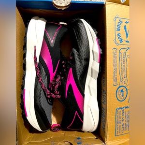 NEW Brooks women’s size 10 shoes